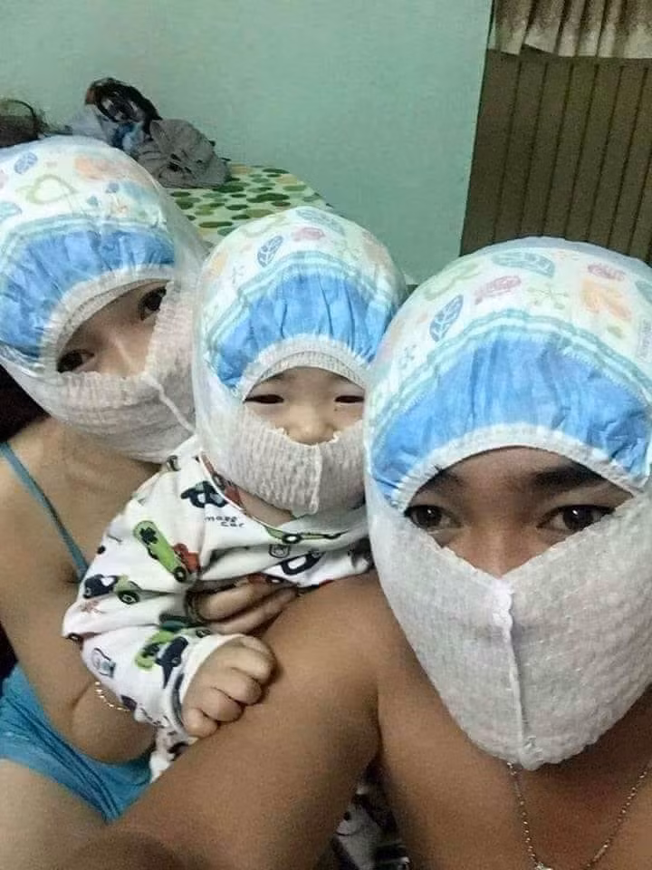 Không mua được khẩu trang, nhiều người nghĩ ra cách phòng chống virus corona cực kỳ bá đạo. Tất cả các vận dụng trong nhà đều được tận dụng kể cả bỉm, tã lót của trẻ. Như thế này thì virus cũng phải chạy mất dép.