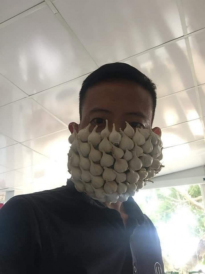 Khẩu trang làm bằng tỏi thể hiện IQ vô cực của người làm. Thế này chưa bệnh vì virus corona đã phát sốt vì quá nặng mùi.