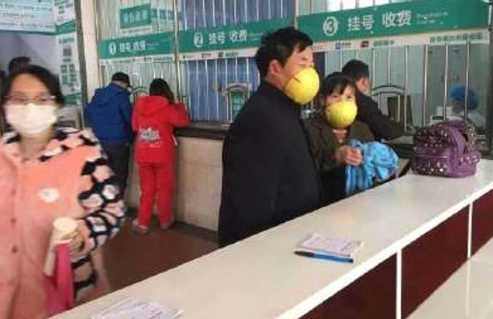 Không chỉ bưởi, cam,...vỏ dưa gang cũng được tận dụng để làm thành khẩu trang trong thời buổi dịch bệnh hoành hành, bão giá dụng cụ y tế. Thôi thì cứ tìm cái để bịt mũi bịt miệng trước đã, có tác dụng hay không thì tính sau.