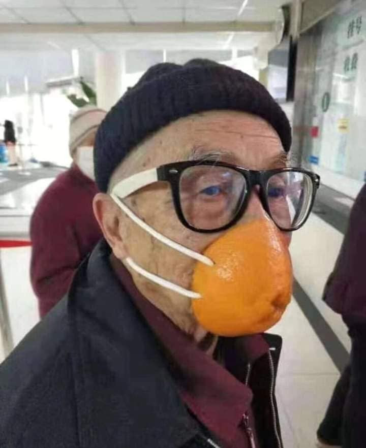 Vỏ bưởi nặng quá, to quá thì tận dụng vỏ cam. Vừa được ăn hoa quả lại vừa có khẩu trang thiên nhiên để sử dụng. Mỗi tội làm ra được chiếc khẩu trang thế này hơi mất công một chút mà thôi. Phòng bệnh thế này thì đố con virus nào xâm nhập được vào cơ thể.