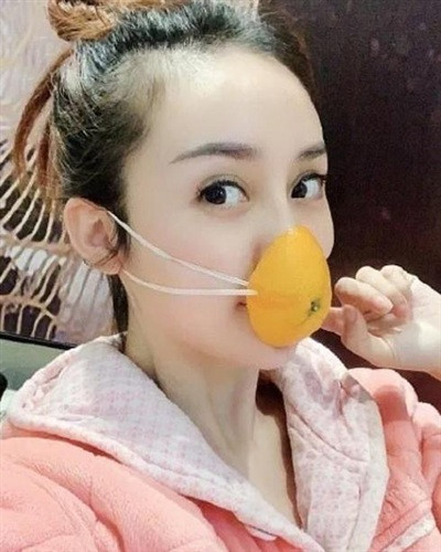 Vỏ cam bé tí thế này dùng cũng như không nhưng được cái thơm và thân thiện với môi trường hơn hẳn.