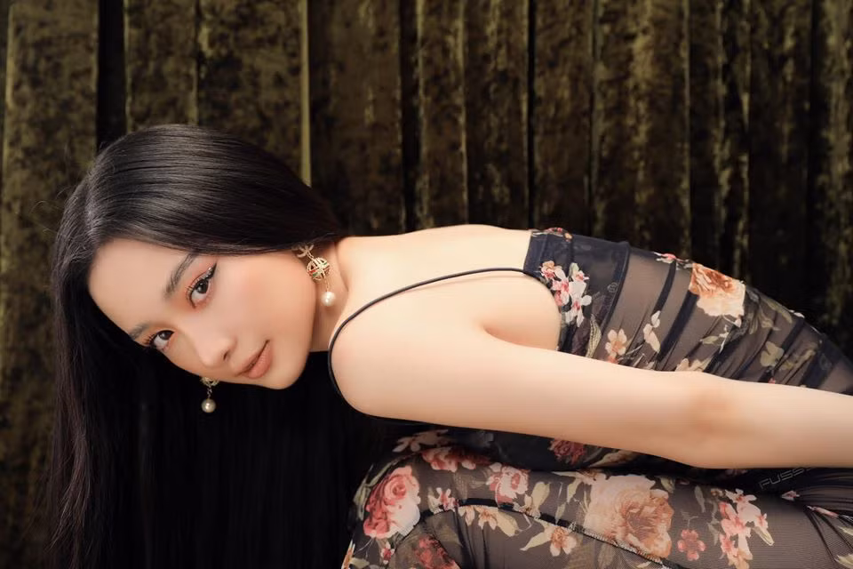 Với cách tạo dáng khéo léo và góc chụp nghiêng, mặc trang phục mỏng tang. Nhưng bộ ảnh của Jun Vũ vẫn không hề bị phản cảm hay bị gắn mác khoe thân.