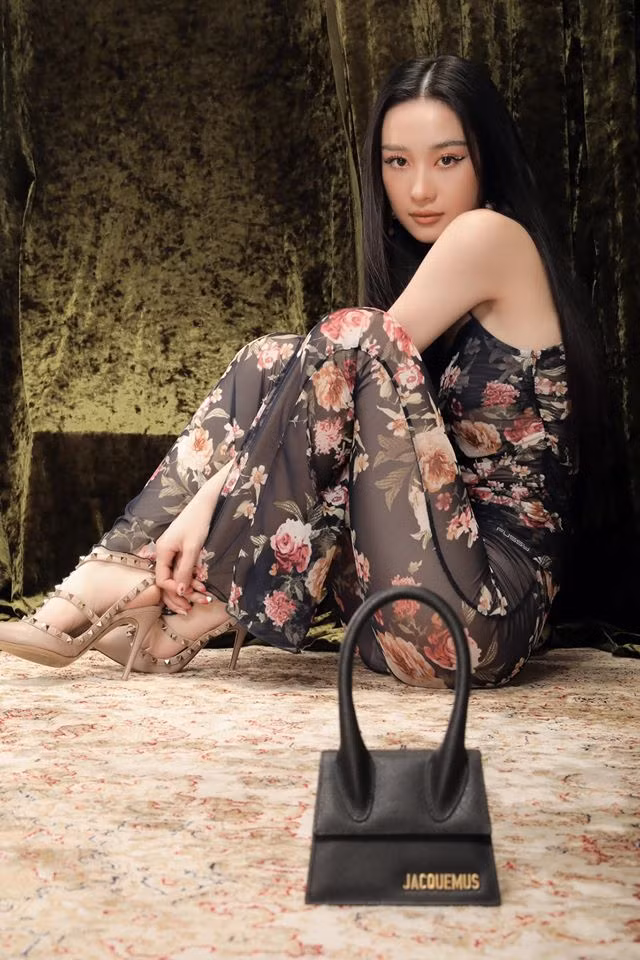 Hot girl lợi dụng chiếc túi để che đi những phần nhạy cảm trên cơ thể.