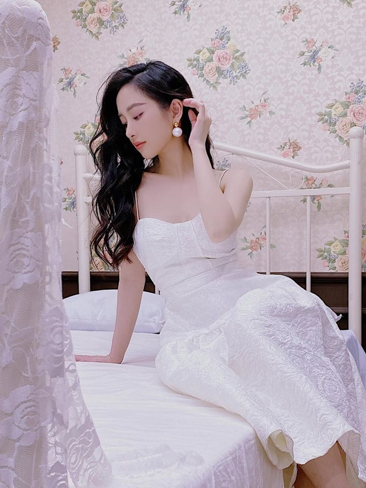 Kể từ sau khi công khai tân trang vòng 1, Jun Vũ thường xuyên thực hiện những bộ ảnh với phong cách tạo bạo, khoe đường cong.