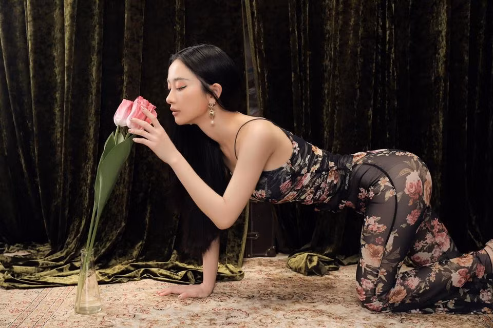 Trong ảnh, cô nàng diện một chiếc váy ren hoa màu đen mỏng dính, tạo dáng cực kỳ quyến rũ. Điều này khiến những đường cong cơ thể được khoe triệt để.