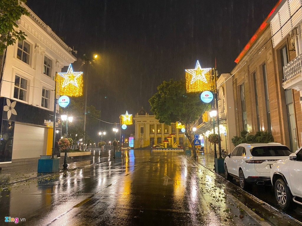 Nếu như mọi năm, trong đêm giao thừa, một số điểm bắn pháo hoa tầm cao tại Hà Nội như Hồ Hoàn Kiếm, sân vận động Mỹ Đình,...người dân tụ tập rất đông để đón năm mới nhưng năm nay, do mưa to nên tại các địa điểm này rất thưa thớt người qua lại. Ảnh: Zing.