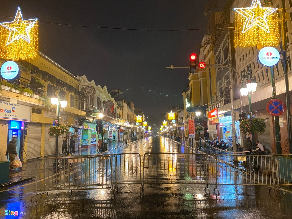 Hồ Hoàn Kiếm, địa điểm hàng năm thu hút đông người nhất tại Hà Nội thì trong đêm giao thừa Canh Tý 2020 lại vắng tanh như chùa Bà Đanh vì trời mưa lớn. Ảnh: Zing.