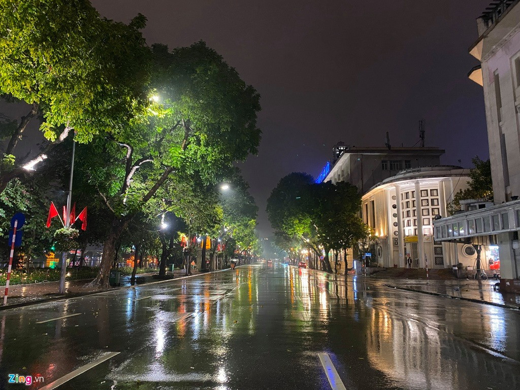 Đường phố Hà Nội không một bóng người qua lại trong đêm giao thừa. Thời tiết lúc này không ủng hộ việc người dân ra đường xem pháo hoa, đón năm mới. Ảnh: Zing.
