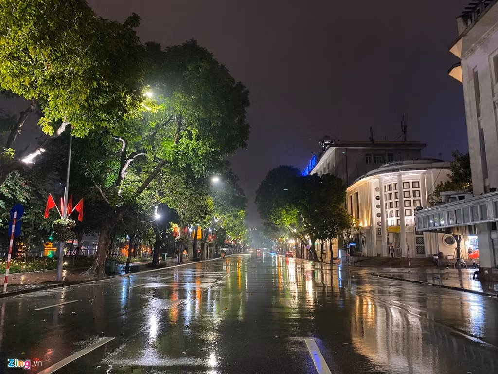Đường phố Hà Nội không một bóng người qua lại trong đêm giao thừa. Thời tiết lúc này không ủng hộ việc người dân ra đường xem pháo hoa, đón năm mới. Ảnh: Zing.