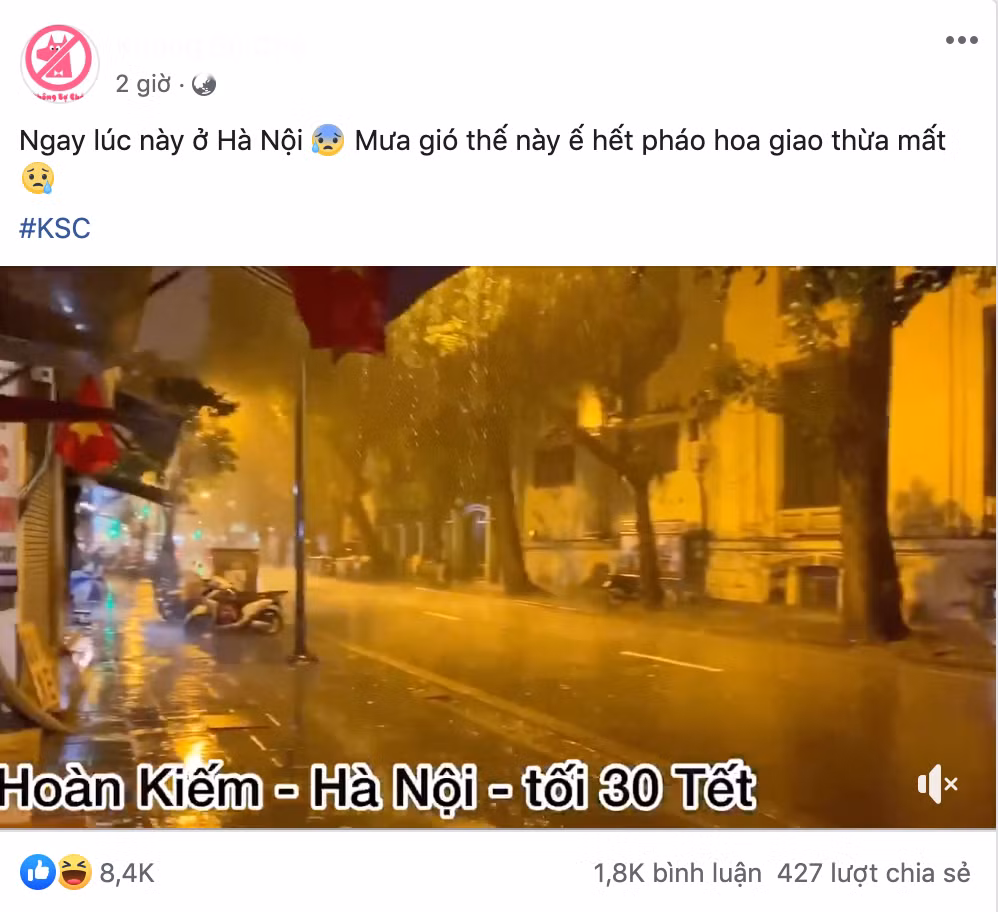 Trên mạng xã hội, dân mạng chỉ biết than trời bởi 1 năm mới có dịp đón xuân một lần thì lại mưa như trút nước. Với thời tiết như vậy, có người còn lo lắng không biết pháo hoa năm nay có bắn "xịt" hay không.
