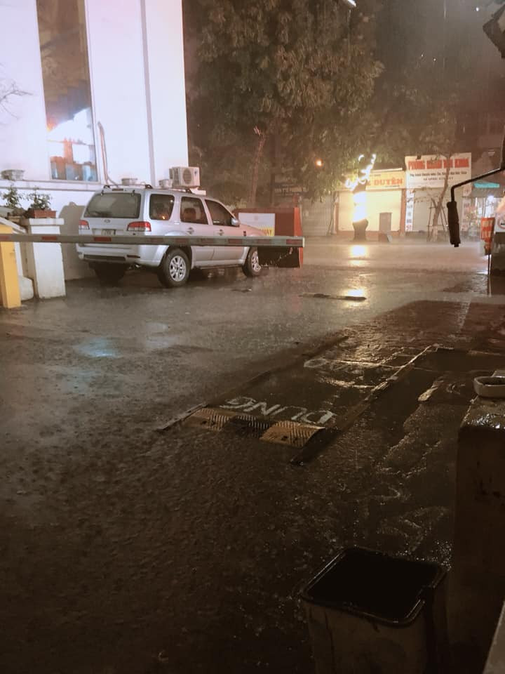 Từ sáng ngày 30 Âm lịch, trời Hà Nội đã âm u, đến trưa thì bắt đầu mưa nặng hạt. Trong khi đó tại một số nơi ở Thái Nguyên và Cao Bằng được dân mạng cho biết còn xuất hiện cả mưa đá. Ảnh: Phạm Tiến Đạt.