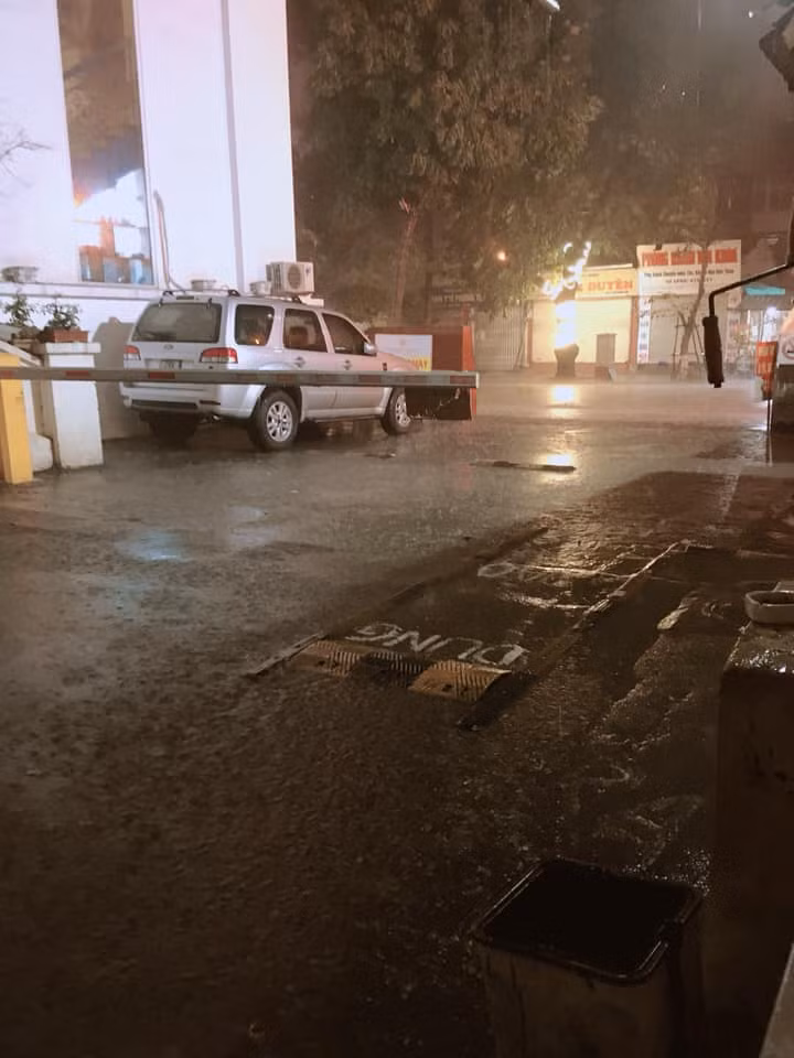 Từ sáng ngày 30 Âm lịch, trời Hà Nội đã âm u, đến trưa thì bắt đầu mưa nặng hạt. Trong khi đó tại một số nơi ở Thái Nguyên và Cao Bằng được dân mạng cho biết còn xuất hiện cả mưa đá. Ảnh: Phạm Tiến Đạt.