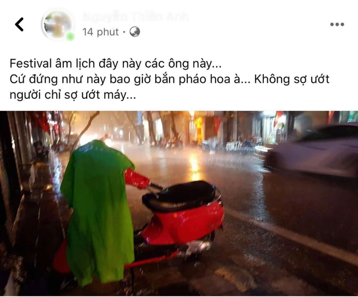 Nhiều người đã chót ra đường cũng bị mắc kẹt, không thể về vì mưa quá lớn. Cả năm mới được đón Festival Âm lịch một lần mà thời tiết cũng không ủng hộ.