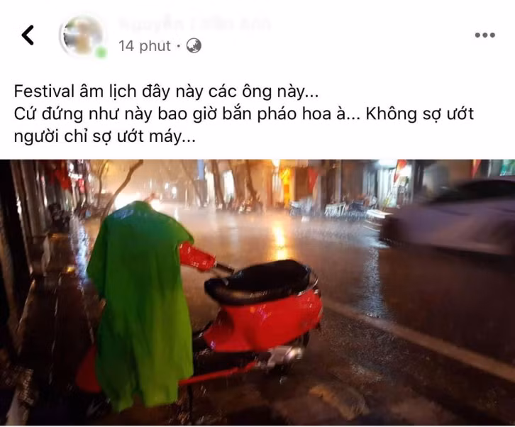 Nhiều người đã chót ra đường cũng bị mắc kẹt, không thể về vì mưa quá lớn. Cả năm mới được đón Festival Âm lịch một lần mà thời tiết cũng không ủng hộ.