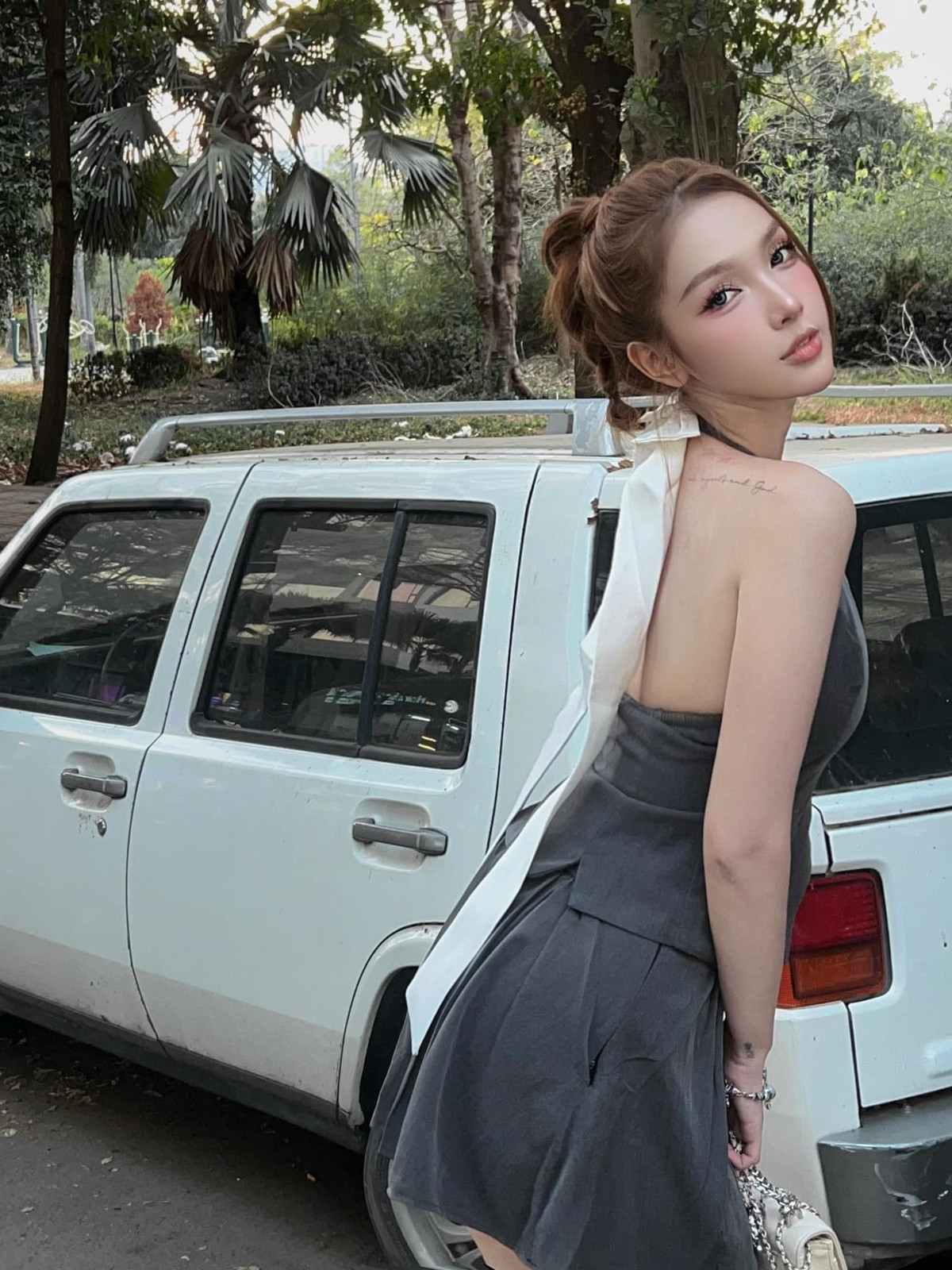 Cô có vẻ đẹp cực kỹ nữ tính, và nếu không tiết lộ, không ai biết được trước đó cô từng là con trai.