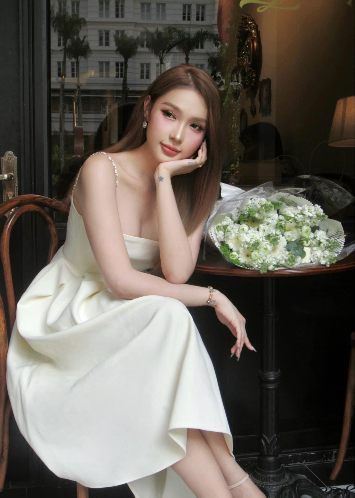 Cô nàng luôn chăm chút cho hình ảnh của mình trước khi xuất hiện bên ngoài.