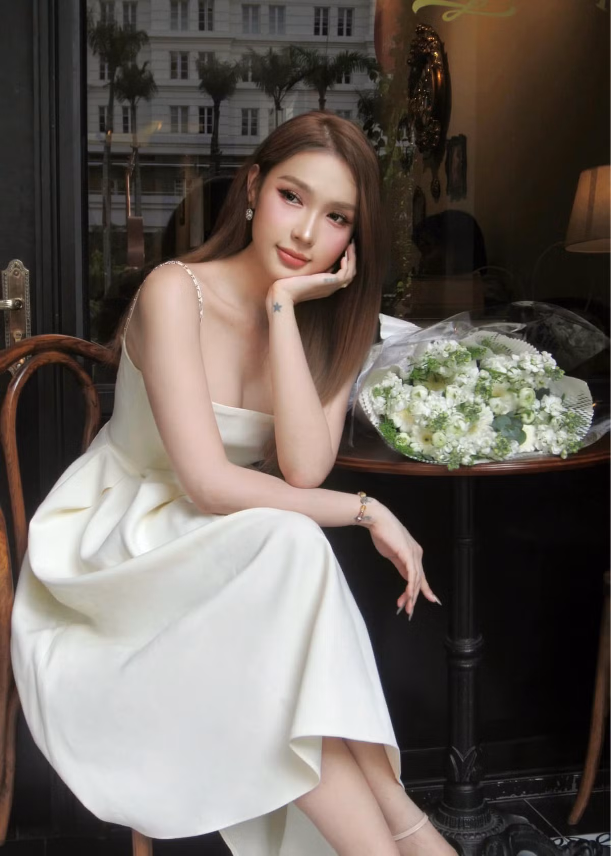 Cô nàng luôn chăm chút cho hình ảnh của mình trước khi xuất hiện bên ngoài.