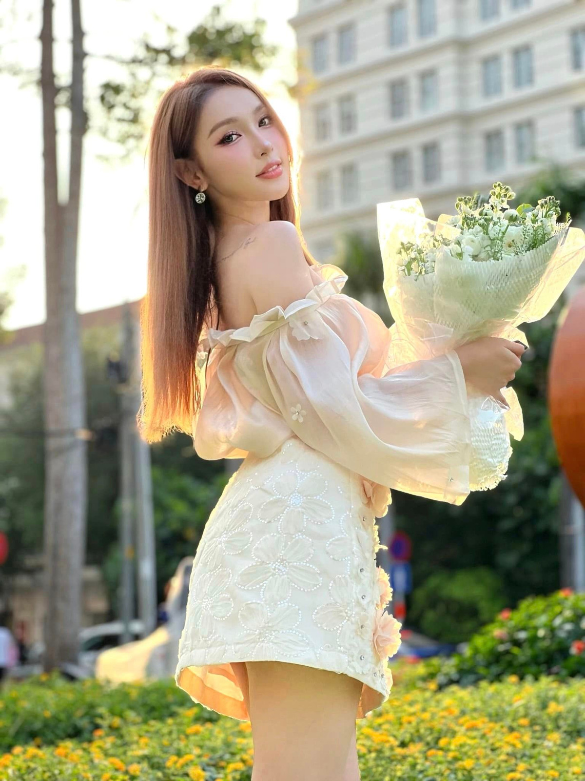 "Trong quá khứ, mẹ lo cho mình vì sợ con sẽ bị thiệt thòi, sợ xã hội sẽ không chấp nhận con. Mẹ ngăn cấm mình nhiều thứ lắm, mẹ không cho mình suy nghĩ mình là con gái luôn" - Cô nàng tâm sự trong "Người ấy là ai".