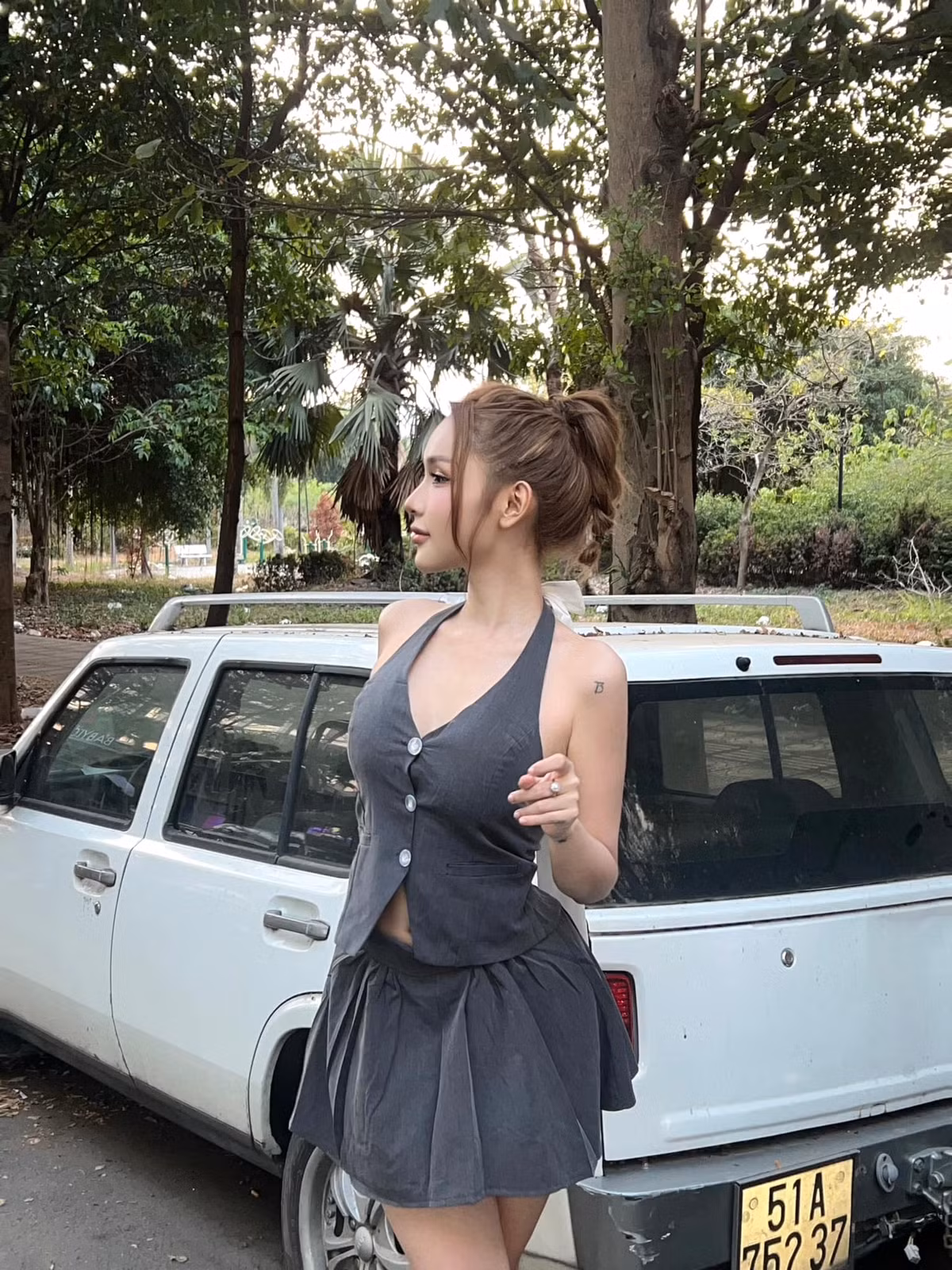 Cô nàng có gương mặt xinh đẹp, đường cong cuốn hút, làn da trắng cùng gu ăn mặc đa dạng với nhiều phong cách khác nhau, từ táo bạo gợi cảm đến dễ thương, nhẹ nhàng.