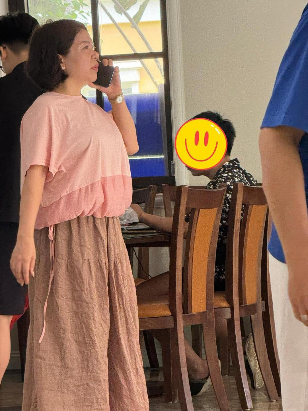 Di du lich, ong chong khien vo bat luc vi khong roi thu nay