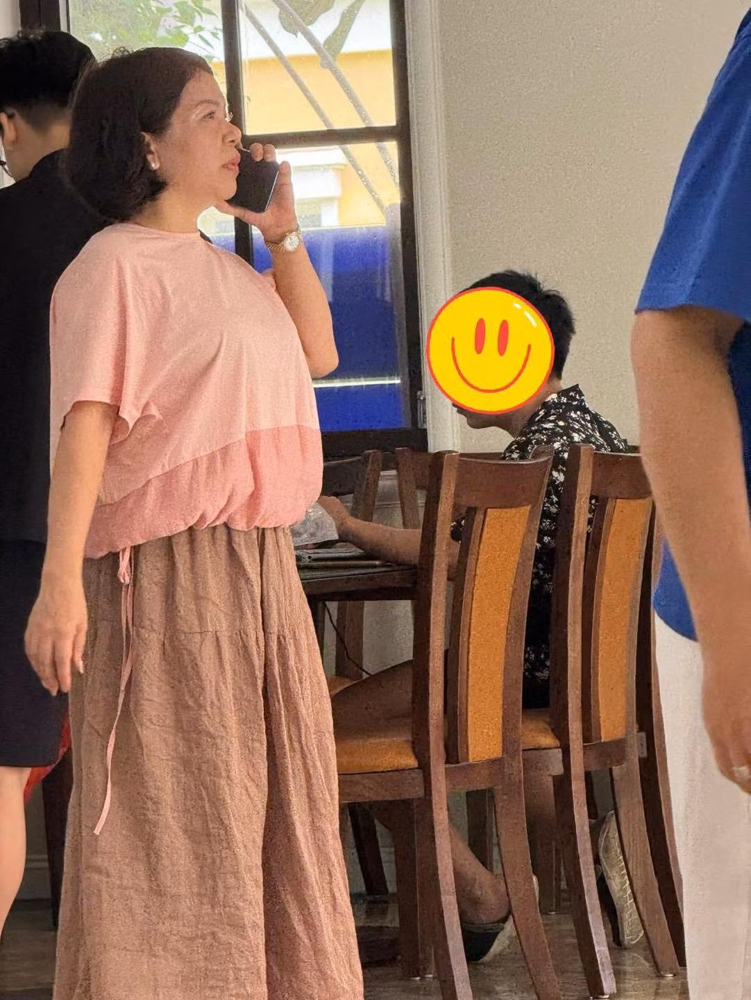 Di du lich, ong chong khien vo bat luc vi khong roi thu nay