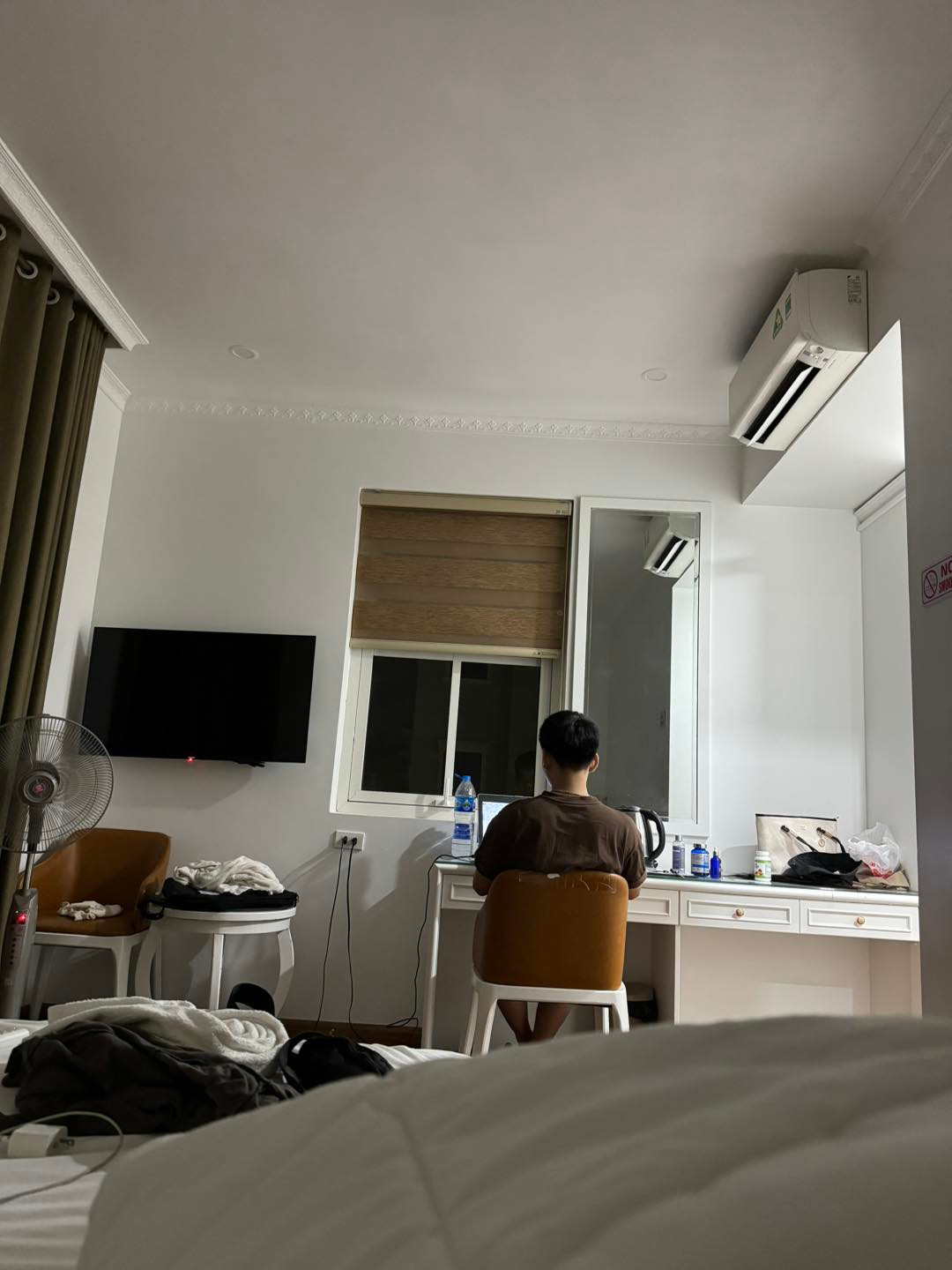 Đi du lịch nhưng địa điểm check-in nhiều nhất là phòng khách sạn.