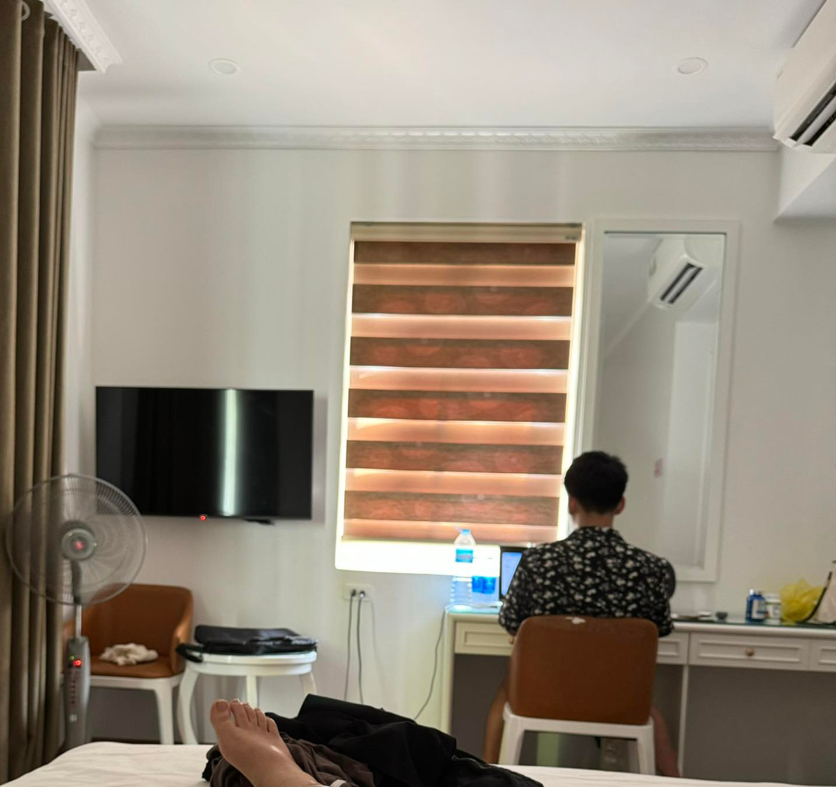 Cô vợ đã đăng tải những hình ảnh kèm dòng trạng thái: "Chồng tôi đi du lịch", kèm theo là loạt ảnh anh chàng cặm cụi bên chiếc laptop.