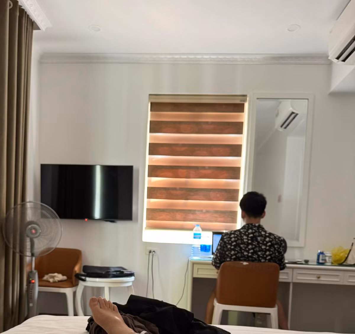 Cô vợ đã đăng tải những hình ảnh kèm dòng trạng thái: "Chồng tôi đi du lịch", kèm theo là loạt ảnh anh chàng cặm cụi bên chiếc laptop.