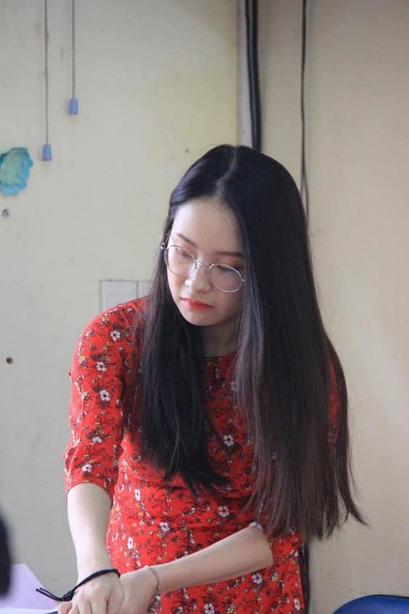 Nhân vật chính trong ảnh là Nguyễn Lan Hương (SN 1998), sinh viên năm cuối ngành Sư phạm Anh của trường ĐH Sư phạm TP HCM. Ngoài gương mặt xinh, làn da trắng sứ, Lan Hương còn có thành tích học tập siêu khủng. Bên cạnh tiếng Anh sở trường, cô giáo này còn thành thạo tiếng Nhật.