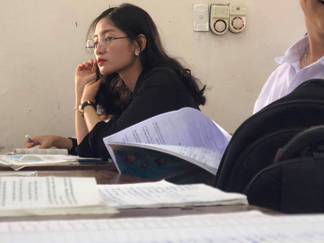 Bị chụp lén trong khi dự giờ, cô giáo môn Lịch sử của trường THPT Yên Lạc (Vĩnh Phúc) bất ngờ được dân mạng truy lùng danh tính vì vẻ ngoài như hot girl.