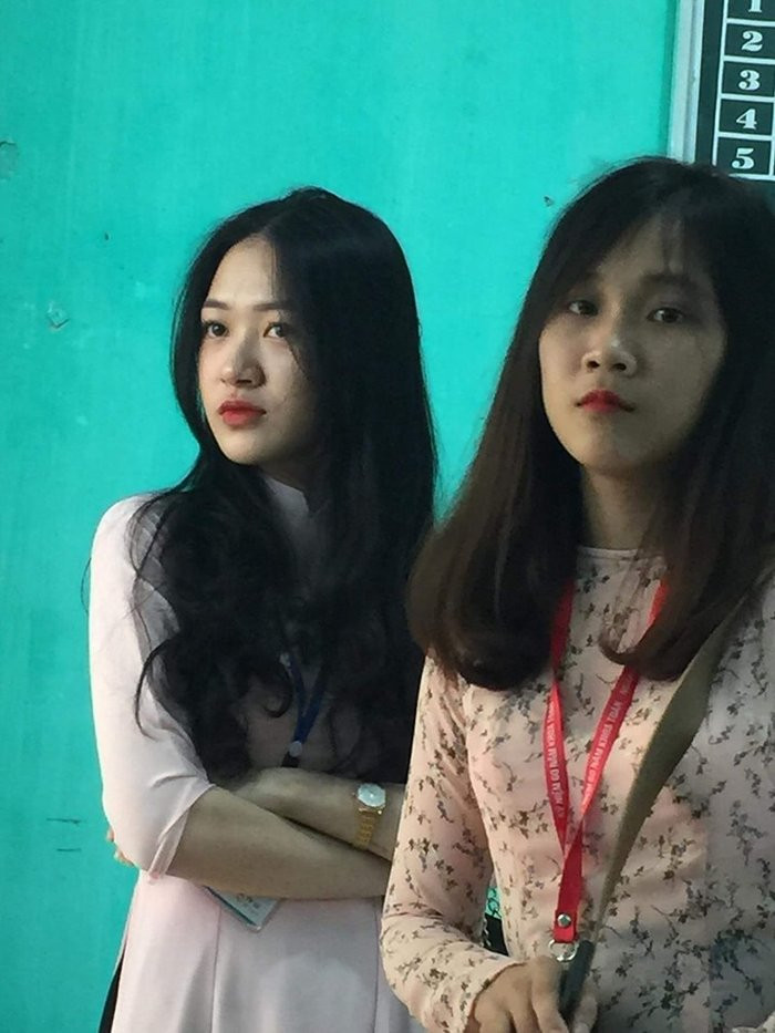 Bị chụp lén, thế nhưng cô giáo thực tập Phạm Thu Hương (SN 1996) tại trường THPT Nguyễn Duy Trinh, Nghệ An vẫn xinh không kém hot girl. Được biết Thu Hương đang sinh sống và làm việc tại thành phố Vinh.