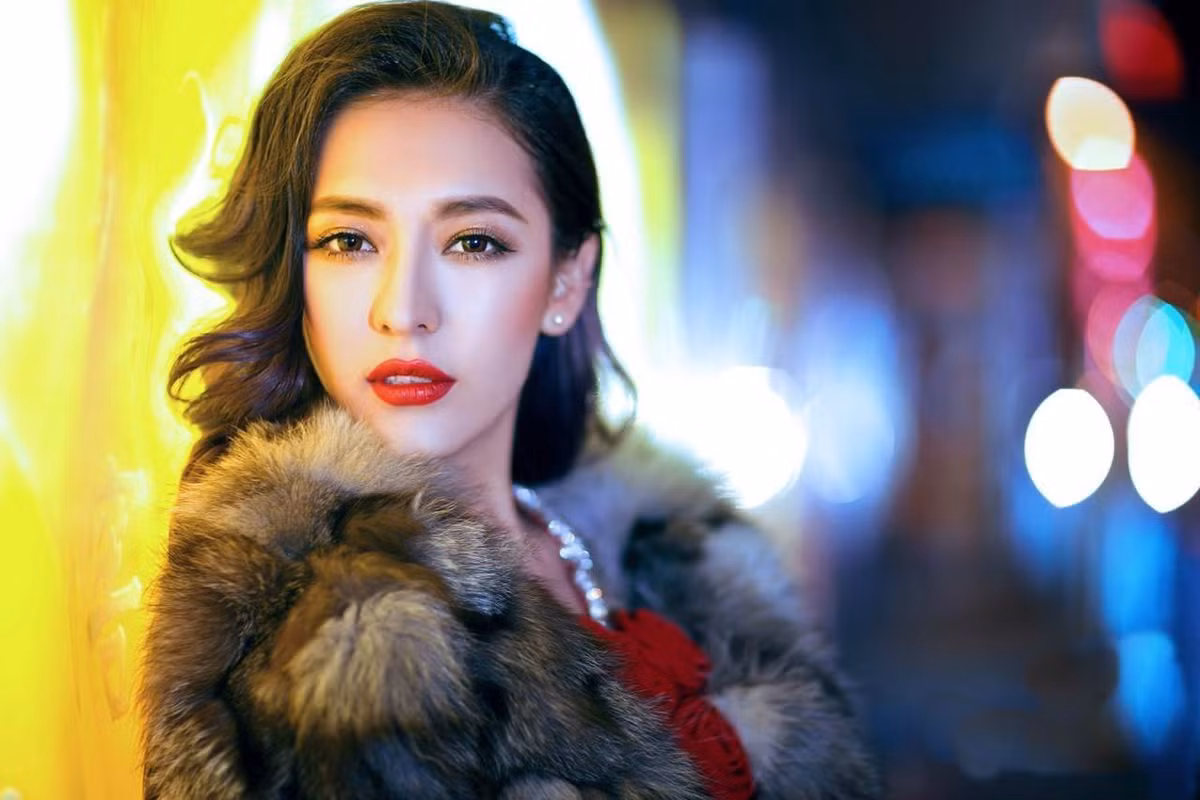 Mễ Nhiệt A Y Mạch Mạch Đề chính là cái tên của cô nàng hot girl báo chí xinh đẹp.