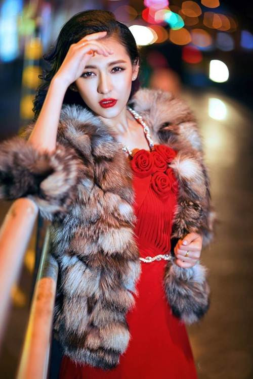 Tuy vậy, Mạch Đề chỉ nhận lời mời làm mẫu ảnh, người mẫu ngoài giờ học và những ngày cuối tuần, ngày nghỉ lễ. Cô nàng vẫn đến trường đều đặn, đạt thành tích cao trong học tập.