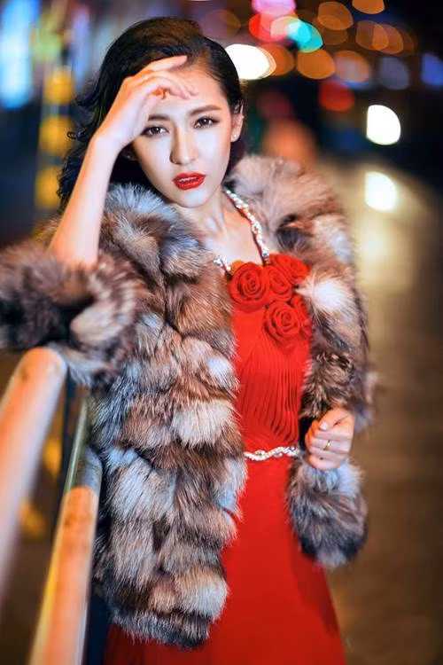 Tuy vậy, Mạch Đề chỉ nhận lời mời làm mẫu ảnh, người mẫu ngoài giờ học và những ngày cuối tuần, ngày nghỉ lễ. Cô nàng vẫn đến trường đều đặn, đạt thành tích cao trong học tập.