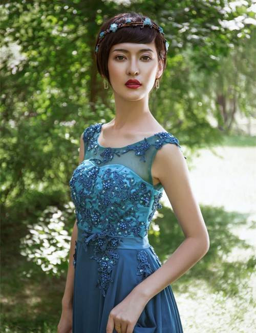 Hot girl 9X này còn được cư dân mạng ưu ái dành tặng danh hiệu "nữ thần đại học", "tiểu Cao Viên Viên" (Cao Viên Viên là một ngọc nữ trong sáng thuần khiết của ảnh đàn Trung Quốc. Trong trái tim của nhiều người yêu điện ảnh, Cao Viên Viên là nữ thần của họ).