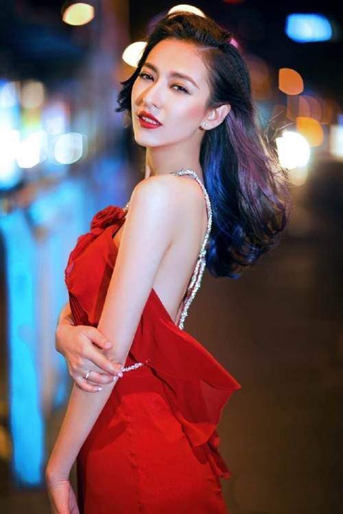 Khuôn mặt xinh đẹp hút hồn với những đường nét đẹp sắc sảo, sở hữu chiều cao khủng 1m78, nặng 53kg với các số đo ba vòng là 85-61-89, Mạch Đề là hình mẫu lý tưởng của mọi cô gái.