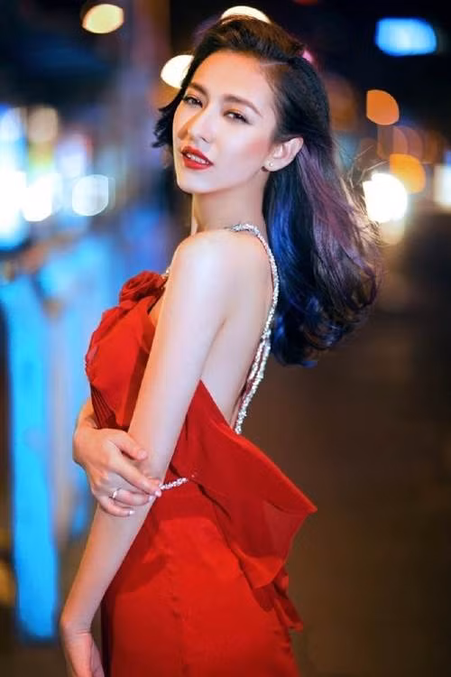 Khuôn mặt xinh đẹp hút hồn với những đường nét đẹp sắc sảo, sở hữu chiều cao khủng 1m78, nặng 53kg với các số đo ba vòng là 85-61-89, Mạch Đề là hình mẫu lý tưởng của mọi cô gái.