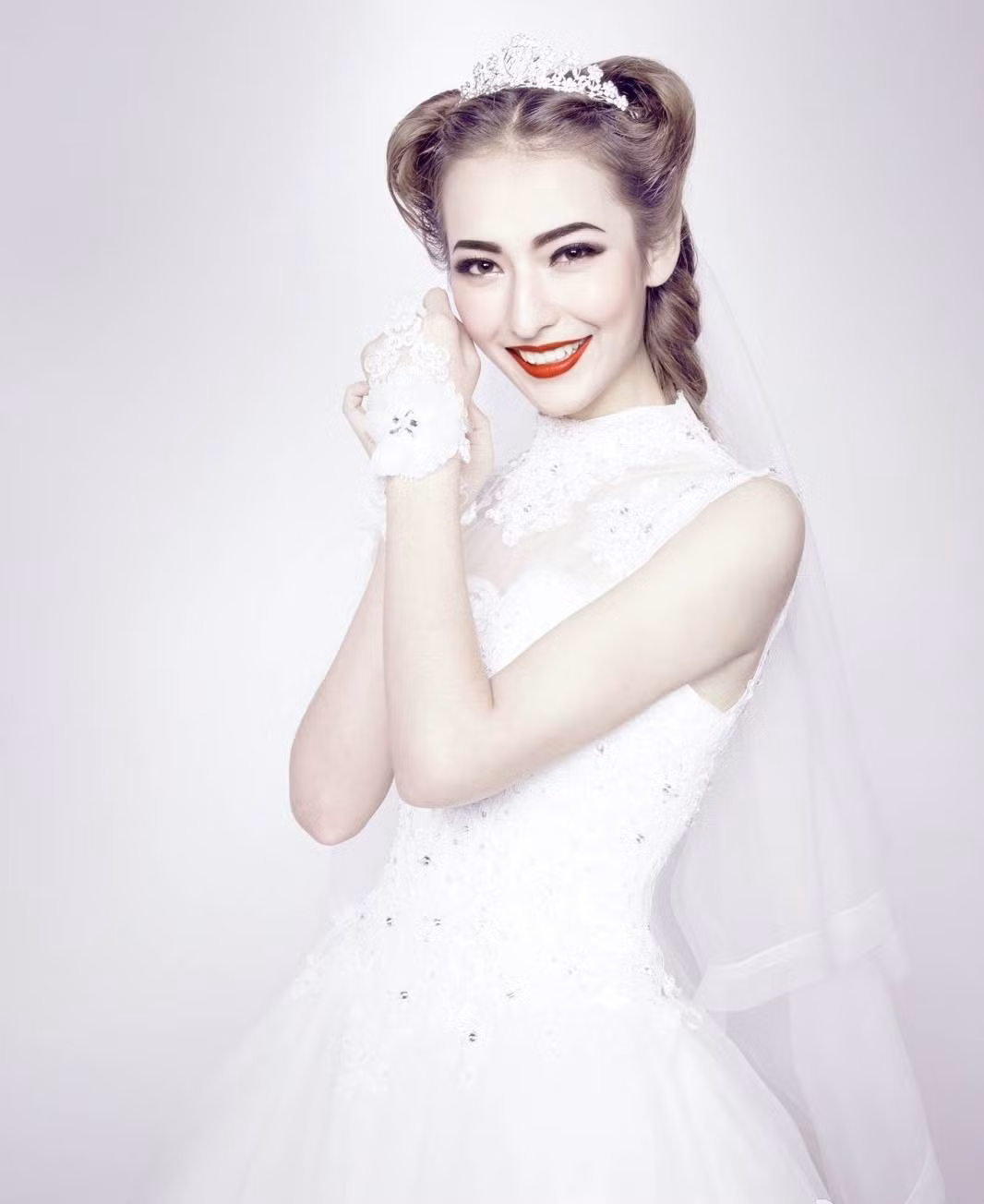 Năm 2012, Mạch Đề tham gia cuộc thi Đại sứ du lịch Tân Cương và lọt vào top 10. Bắt đầu từ đó, con đường làm người mẫu của cô nàng chớm nở.