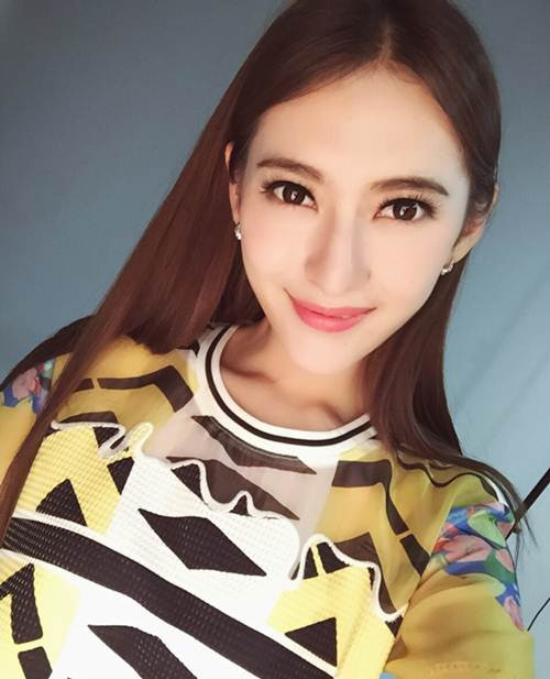 Năm 2013, cô nàng xuất sắc giành hai vương miện cao nhất trong một cuộc thi sắc đẹp trong nước và một cuộc thi người mẫu quốc tế châu Á được tổ chức tại Trung Quốc.