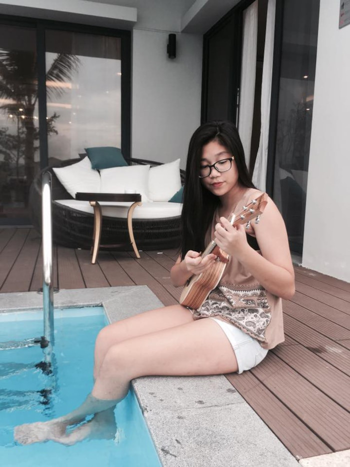 Có thể thấy, Tường An có gương mặt bầu bĩnh, hiền hậu và nụ cười sáng giống mẹ. Được biết, cô nàng sở hữu vốn tiếng Anh tốt, nói chuyện tự tin, lưu loát nhờ theo mẹ đi diễn và tham dự các sự kiện từ bé.