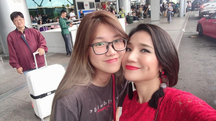 Thỉnh thoảng cô bạn khoe hình ảnh vui chơi và học tập cùng bạn bè. Những lúc rảnh rỗi, Tường An cùng những người bạn đi ăn uống và khám phá một số địa danh nổi tiếng.