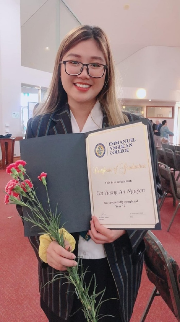 Bên cạnh đó, Tường An cũng gây ấn tượng khi có khá nhiều tài lẻ như: ca hát, đánh đàn… 