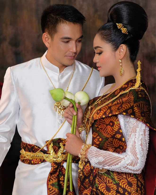 Trên mạng xã hội, cầu thủ U22 Campuchia không ngần ngại bày tỏ tình cảm với bạn gái xinh đẹp. Anh từng viết tặng Srey Kuch những dòng trạng thái có cánh: "Thật tuyệt vời vì có em ở bên. Cảm ơn em vì luôn sẵn sàng trao cho anh những điều ấm áp và sự tha thứ".