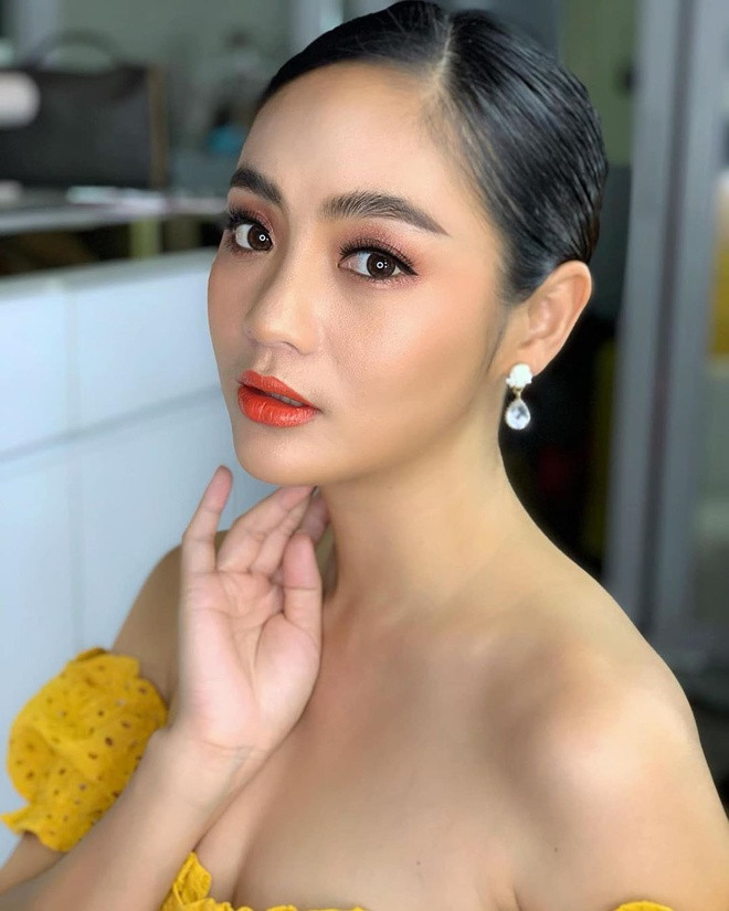 Ly Vahed và Srey Kuch được đánh giá là cặp "tiên đồng ngọc nữ" của làng bóng Campuchia. Họ chăm chỉ diện áo đôi, luôn công khai ủng hộ công việc của đối phương.