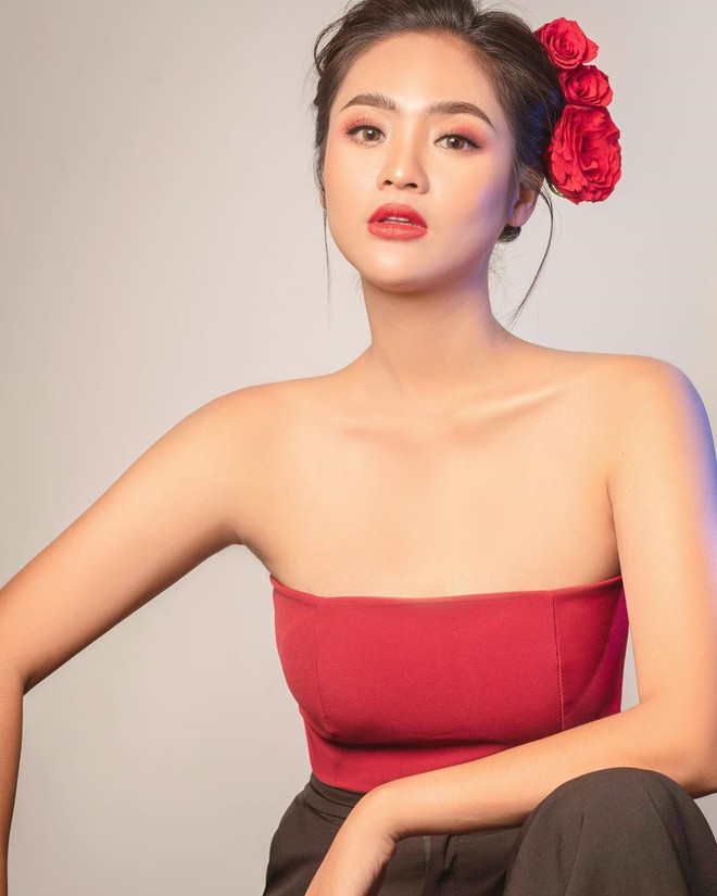 Trên mạng xã hội, Srey Kuch sở hữu hơn 600 nghìn lượt theo dõi. Không chỉ chia sẻ hình ảnh đời thường của bản thân, nữ MC chăm chỉ khoe khoảnh khắc hạnh phúc bên cạnh bạn trai cầu thủ.