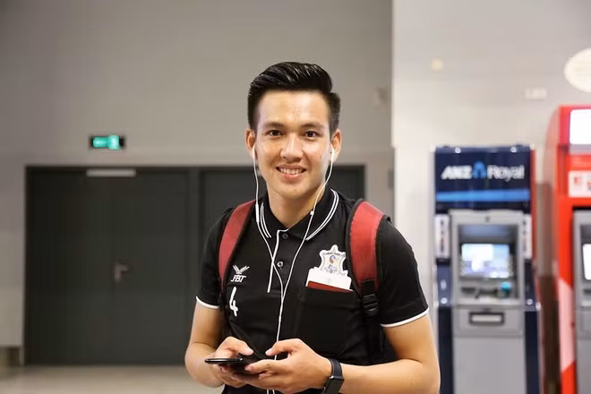 Hậu vệ Ly Vahed (SN 1998) được coi là chàng hot boy của tuyển U22 Campuchia nhờ ngoại hình điển trai, nam tính. Hiện anh đang khoác áo CLB Boeung Ket Angkor.