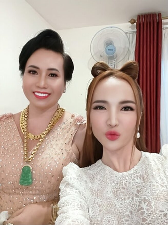 Cũng như mọi lần, cô Minh Hiếu đeo vàng kín người xuất hiện tại sự kiện. Tên tuổi của cô gắn liền với những lần khoe khoang sự giàu có.