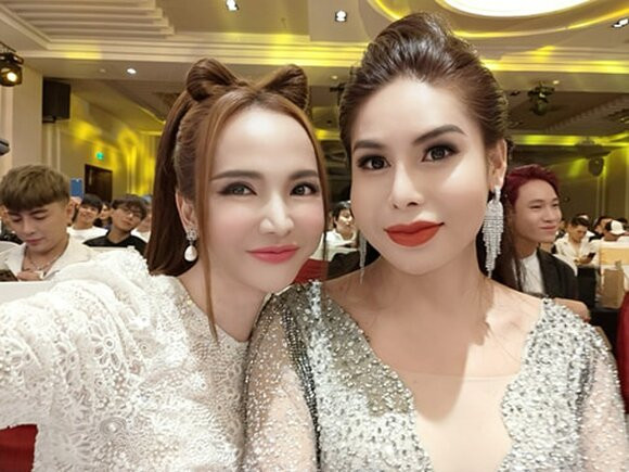 Trần Đoàn và "Diva bánh tráng trộn" Cát Thy trang điểm, làm tóc cực kỳ lồng lộn tại sự kiện. Cả hai vui vẻ chụp ảnh selfie với nhau.