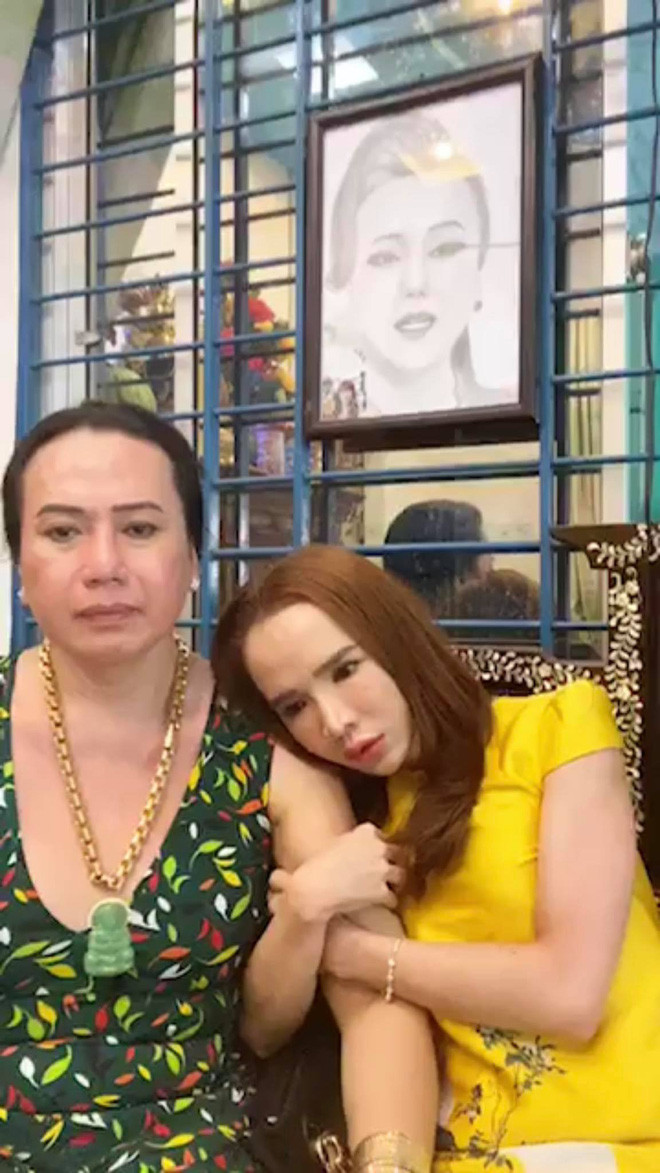 Cách đây không lâu, Trần Đoàn và cô Minh Hiếu từng khẩu chiến trên mạng xã hội. Trần Đoàn đã về tận nhà, rơi nước mắt xin lỗi cô Minh Hiếu, sau đó cả hai đã làm lành.