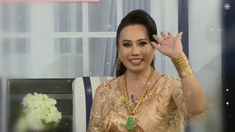 Cô Minh Hiếu là người bất kỳ dân mạng nào cũng biết đến trong thời gian gần đây. Cô đã trải qua 10 đời chồng trước khi tìm được bến đỗ hạnh phúc như hiện nay.